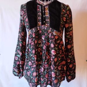 Blusa negra con estampado floral estilo medieval.