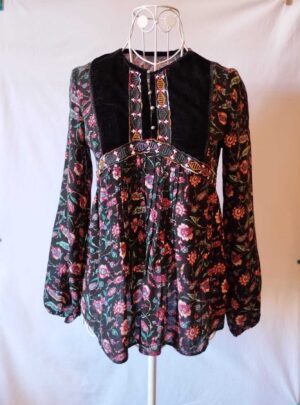 Blusa negra con estampado floral estilo medieval.