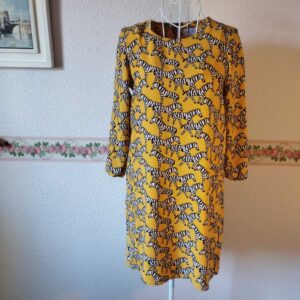 Vestido amarillo con motivos de piel de cebra