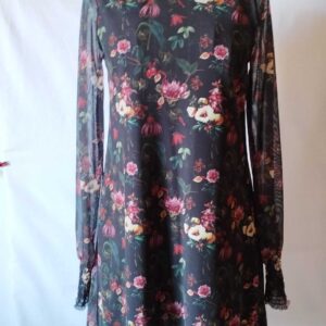 Vestido negro con estampado de flores ideal para toda la temporada