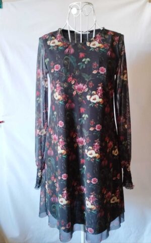 Vestido negro con estampado de flores ideal para toda la temporada